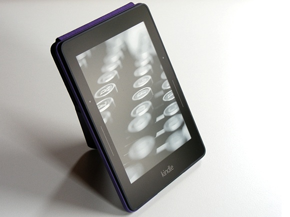 Kindle Voyage im Origami Hülle Standmodus